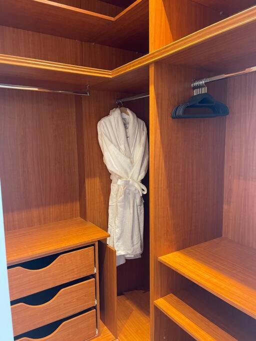 Stunning Grand 2 Bed, 2 Bath Apartment, 런던 외부 사진